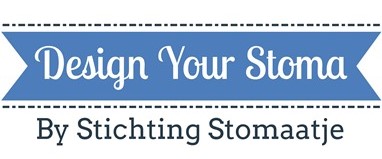 Logo Design Your Stoma Logo: in een blauwe wimpel Design Your Stoma, boven en beneden een stippellijn die op een stickselnaad lijkt. Onderaan By Stichting Stomaatje