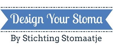 Logo: in een blauwe wimpel Design Your Stoma, boven en beneden een stippellijn die op een stickselnaad lijkt. Onderaan By Stichting Stomaatje 