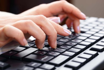 Doneer met je ervaring Vrouwenhand typt op computertoetsenbord
