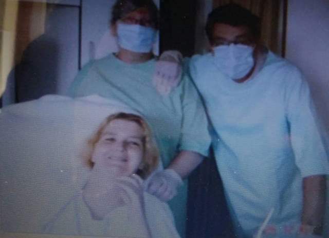 Met mijn ouders een aantal weken na transplantatie, maar wel nog in volledige isolatie. Mijn (inmiddels ex-)partner en mijn ouders mochten op visite komen in beschermende kleding, rest van fam of vrienden niet.