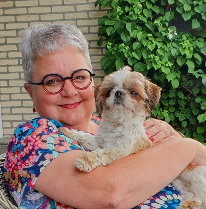 Helma lachend met haar hondje op der arm