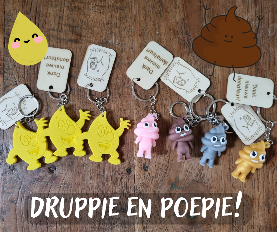 Druppie en poepie sleutelhanger met logo van Stichting Stomaatje